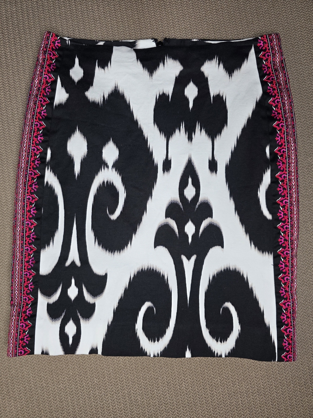 Black & White Patterned Pencil Skirt with Pink Trim. Ikat Sz 4